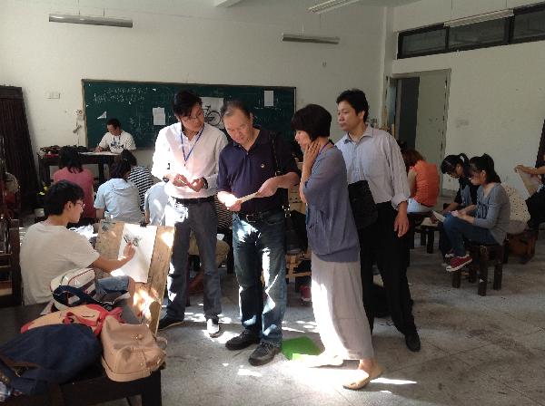 副院长周向林正在巡视考场 副院长周向林正在巡视考场