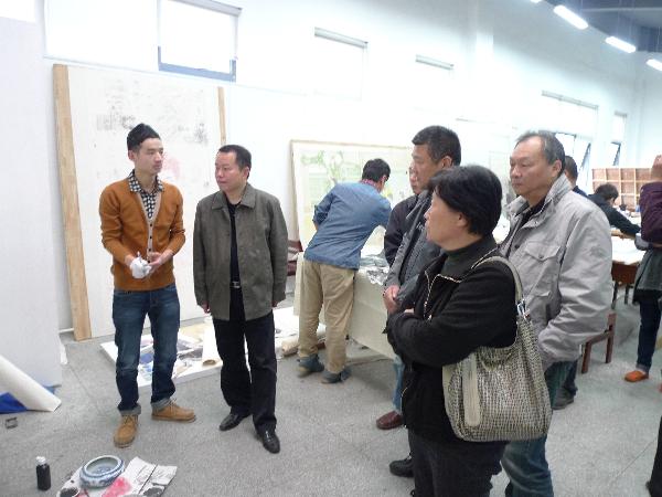 检查小组在国画系实地观看学生作品 检查小组在国画系实地观看学生作品